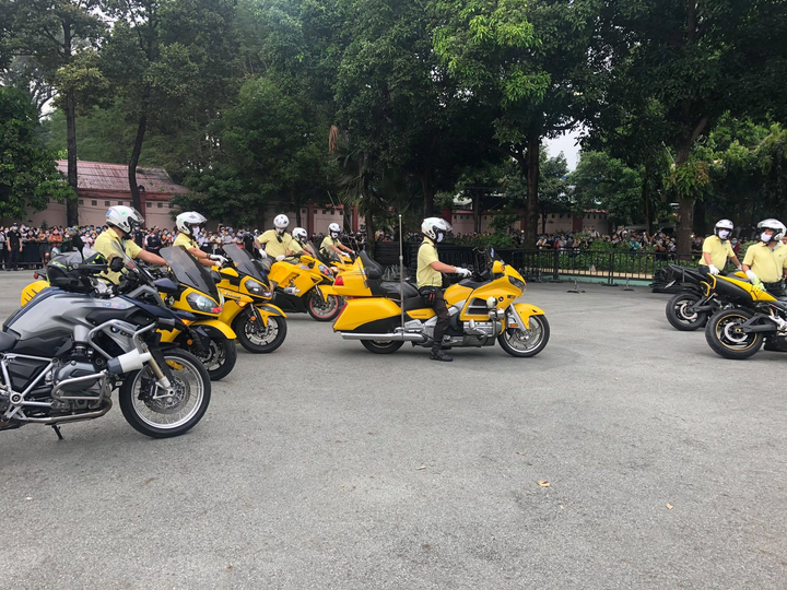 Tiễn biệt Chí Tài, Hoài Linh khóc nghẹn: 'Đôi đũa giờ chỉ còn một chiếc' - 3