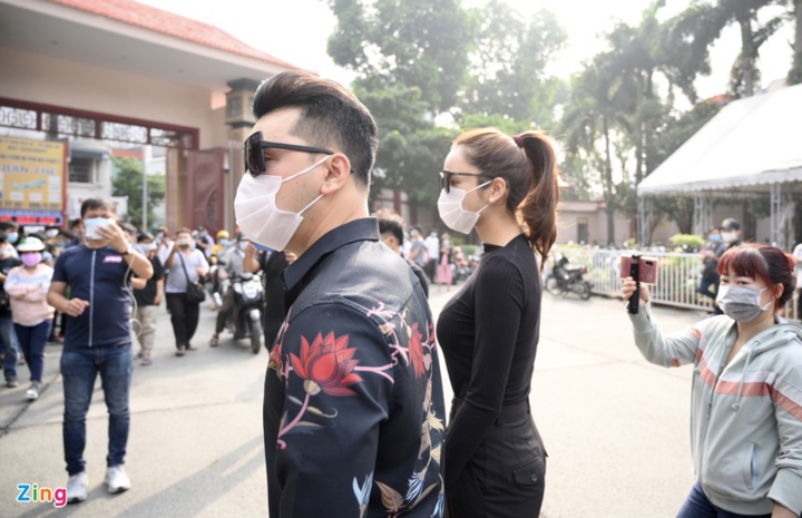 Tới tiễn đưa nghệ sĩ Chí Tài, Trường Giang khóc nức nở, Nhã Phương phải dìu - 5