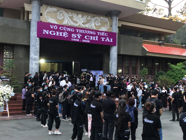 Tiễn biệt Chí Tài, Hoài Linh khóc nghẹn: 'Đôi đũa giờ chỉ còn một chiếc' - 2