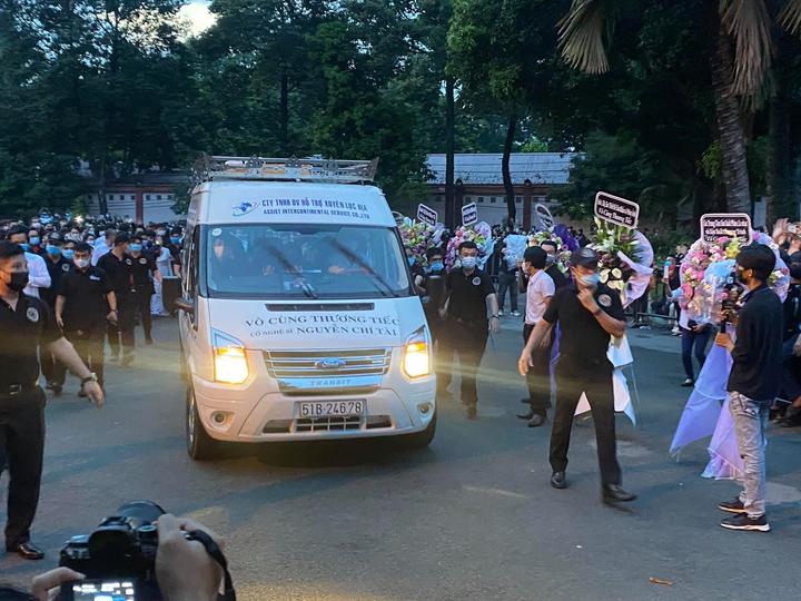 Tiễn biệt Chí Tài, Hoài Linh khóc nghẹn: 'Đôi đũa giờ chỉ còn một chiếc' - 1