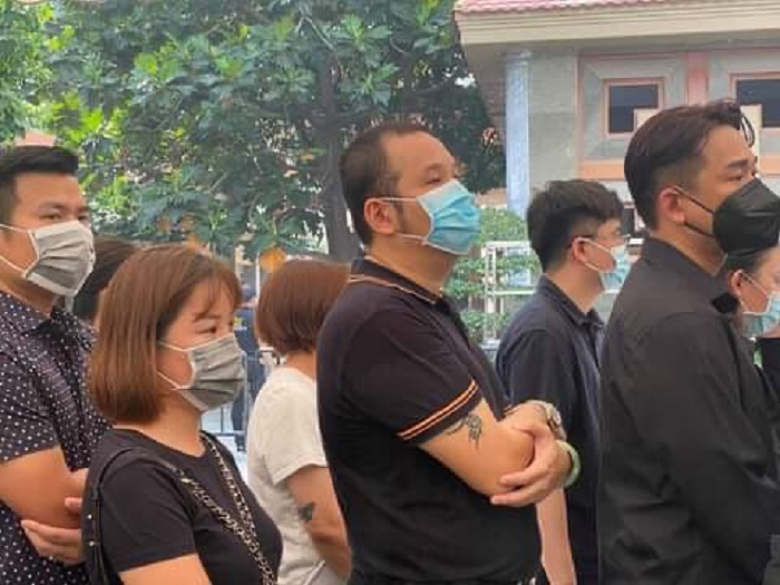 Tới tiễn đưa nghệ sĩ Chí Tài, Trường Giang khóc nức nở, Nhã Phương phải dìu - 7