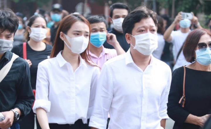 Tới tiễn đưa nghệ sĩ Chí Tài, Trường Giang khóc nức nở, Nhã Phương phải dìu - 1