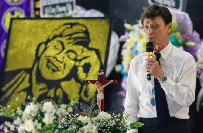 Tiễn biệt Chí Tài, Hoài Linh khóc nghẹn: 'Đôi đũa giờ chỉ còn một chiếc' - 4