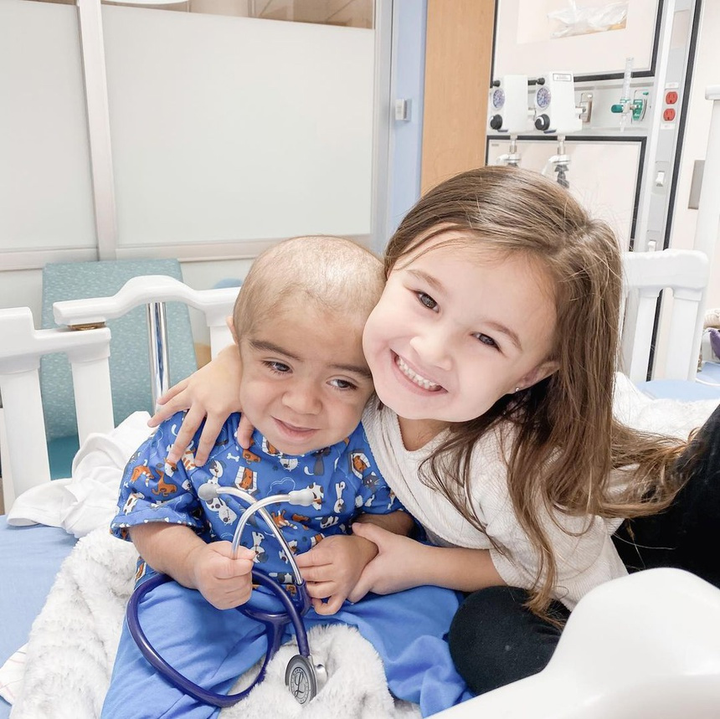 Bé gái 4 tuổi hiến tủy cứu sống em trai - 1