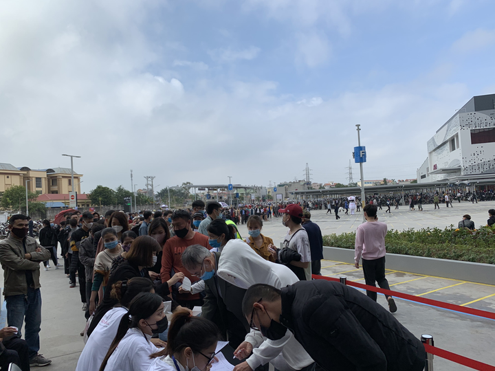 TTTM hiện đại nhất miền Bắc ùn ùn khách mua sắm trong ngày khai trương - 1