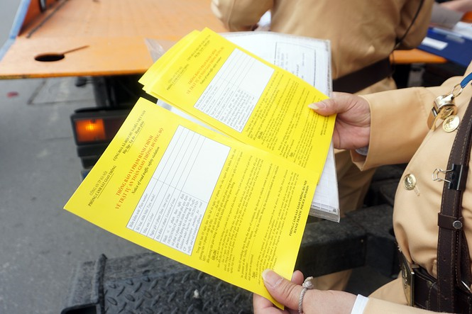 CSGT Hà Nội dán thông báo phạt 'nguội' ô tô dừng đỗ sai quy định - 11