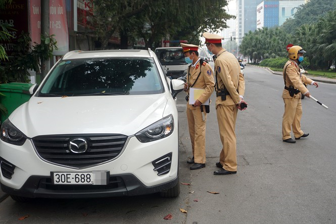 CSGT Hà Nội dán thông báo phạt 'nguội' ô tô dừng đỗ sai quy định - 5