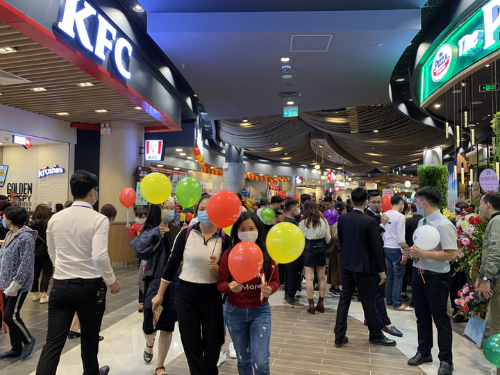 TTTM hiện đại nhất miền Bắc ùn ùn khách mua sắm trong ngày khai trương - 6