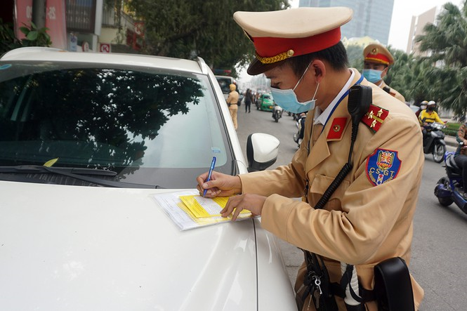 CSGT Hà Nội dán thông báo phạt 'nguội' ô tô dừng đỗ sai quy định - 6