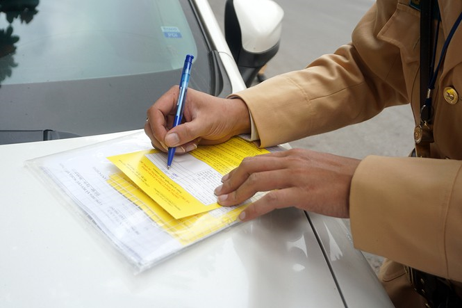 CSGT Hà Nội dán thông báo phạt 'nguội' ô tô dừng đỗ sai quy định - 7