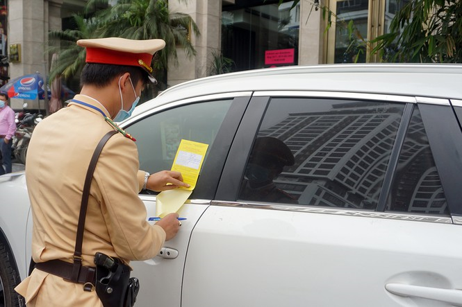 CSGT Hà Nội dán thông báo phạt 'nguội' ô tô dừng đỗ sai quy định - 9