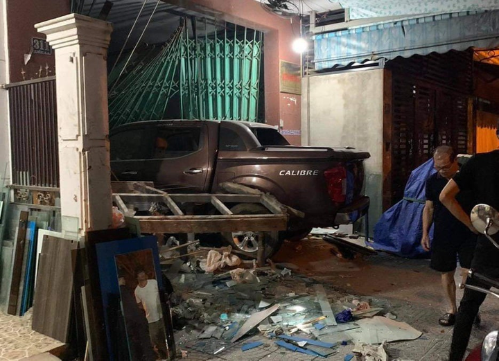 Kinh hoàng tài xế vi phạm nồng độ cồn, phóng ô tô đâm sập cổng nhà dân - 1