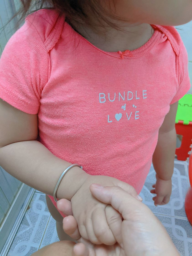 Cô bé 2 tuổi dắt mẹ sợ ma đi vệ sinh, dân mạng xuýt xoa: 'Phải đẻ con gái' - 1