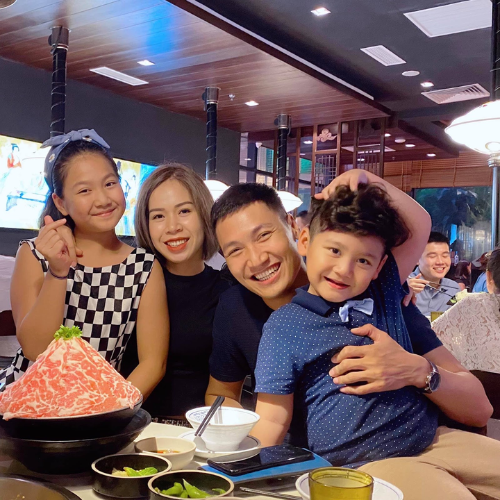 Mạnh Trường siêu khó tính khi lựa chọn địa chỉ nha khoa cho vợ và 2 nhóc tì - 2