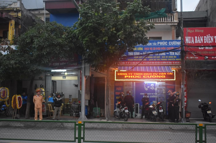 Giám đốc công ty vận tải bị bắt: Công an thu giữ nhiều đao kiếm tại văn phòng - 1