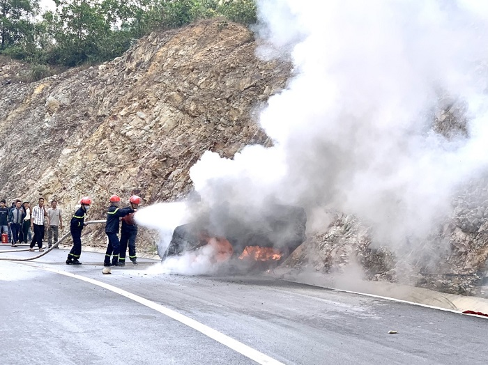 Ô tô lao vào sườn đồi rồi bốc cháy, 3 người thương vong ở Quảng Ninh - 1