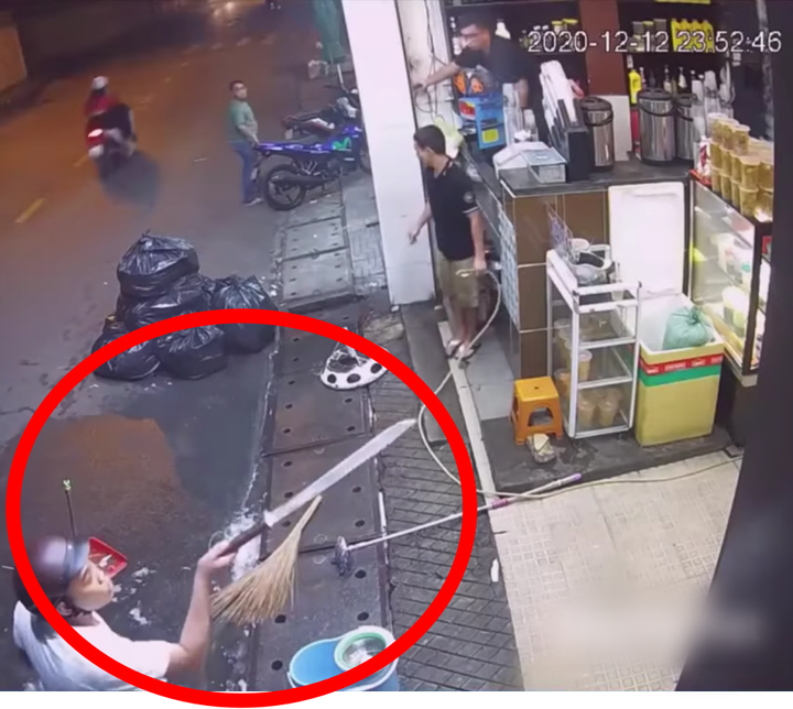 Danh tính gã côn đồ đánh cô gái dã man, dọa chém người can ngăn ở TP.HCM - 1