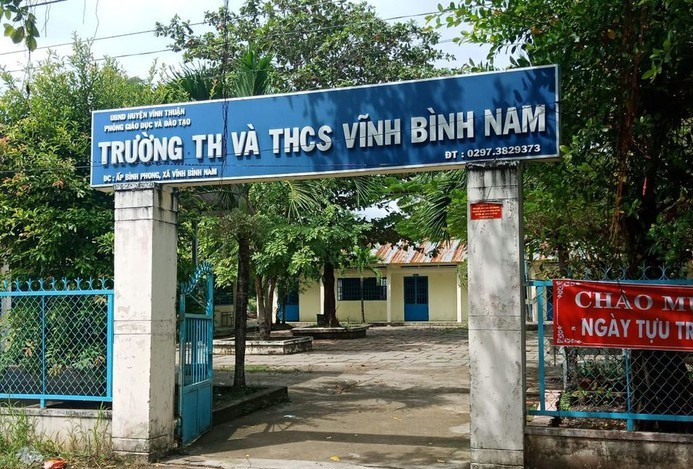 Buộc thôi việc thầy giáo sàm sỡ hai nữ sinh lớp 4 - 1