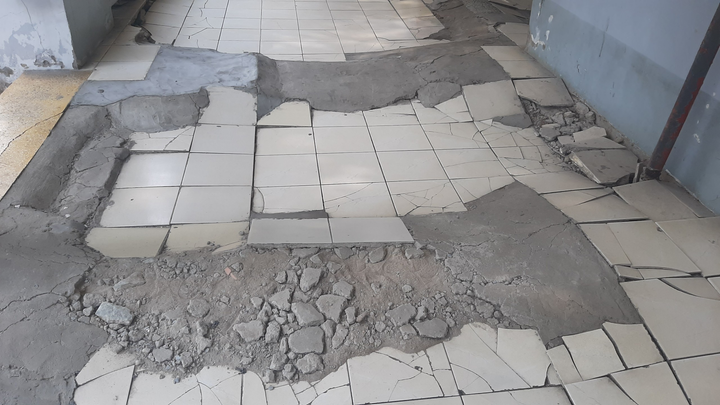 Ảnh: Bệnh viện Tâm thần TP.HCM sụt lún, gạch hành lang vỡ tan tành - 6