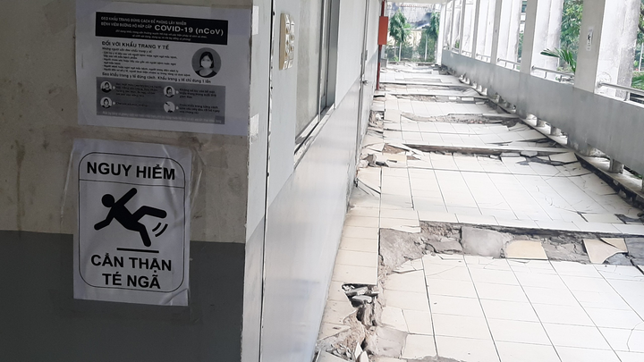 Ảnh: Bệnh viện Tâm thần TP.HCM sụt lún, gạch hành lang vỡ tan tành - 8