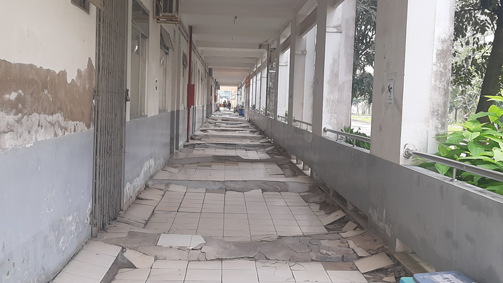 Ảnh: Bệnh viện Tâm thần TP.HCM sụt lún, gạch hành lang vỡ tan tành - 2