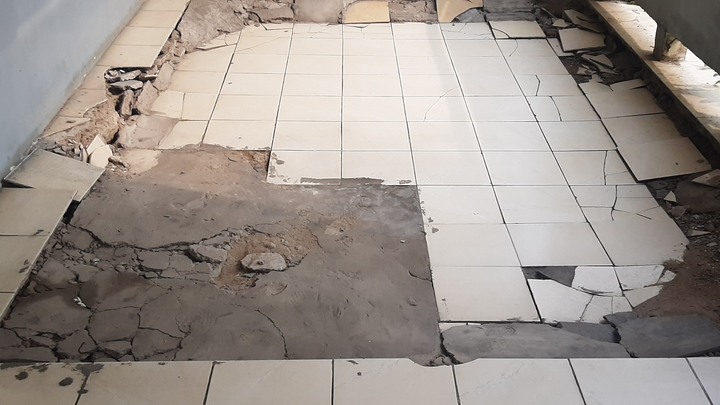 Ảnh: Bệnh viện Tâm thần TP.HCM sụt lún, gạch hành lang vỡ tan tành - 7