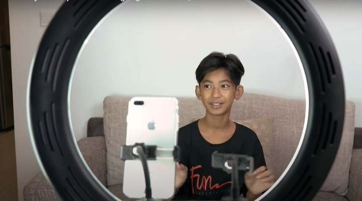 Cậu bé bán rong nói 16 thứ tiếng đổi đời thế nào sau 2 năm gây 'sốt' mạng? - 3