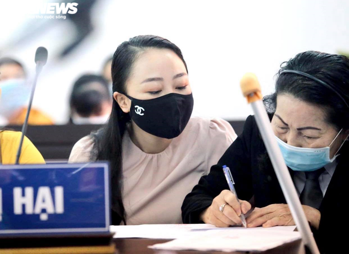 Nữ tiếp viên hàng không yêu cầu tài xế lái Mercedes bồi thường hơn 1,4 tỷ đồng - 1