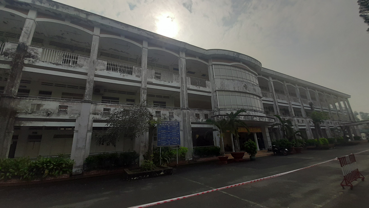 Ảnh: Bệnh viện Tâm thần TP.HCM sụt lún, gạch hành lang vỡ tan tành - 1