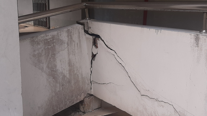 Ảnh: Bệnh viện Tâm thần TP.HCM sụt lún, gạch hành lang vỡ tan tành - 4