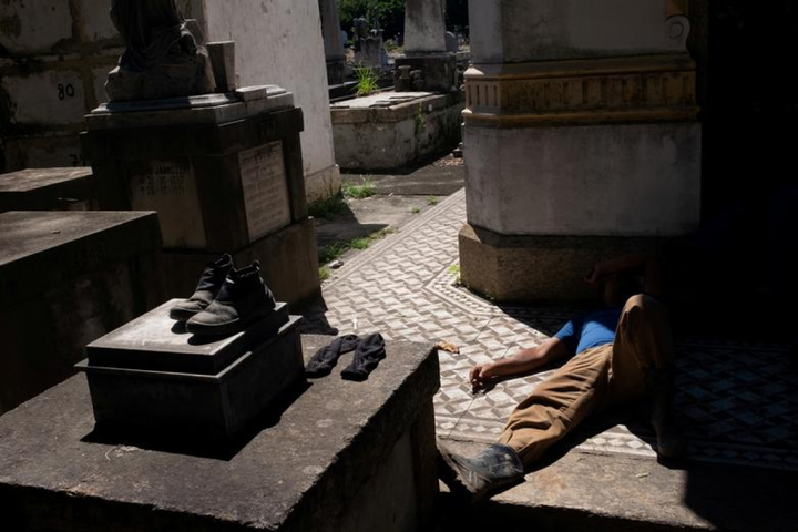 Những khoảnh khắc ám ảnh trong cuộc chiến chống COVID-19 năm 2020 - 10