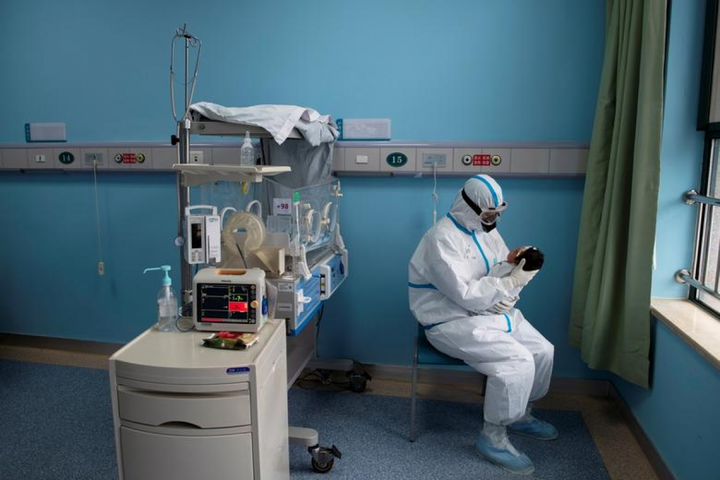 Những khoảnh khắc ám ảnh trong cuộc chiến chống COVID-19 năm 2020 - 11