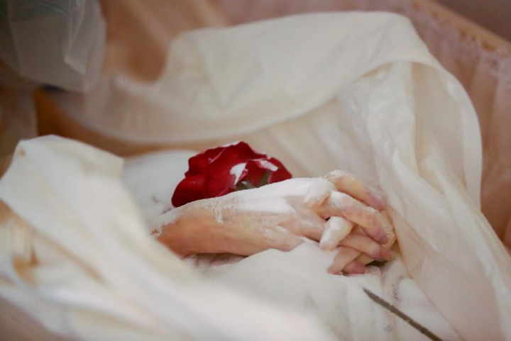 Những khoảnh khắc ám ảnh trong cuộc chiến chống COVID-19 năm 2020 - 16