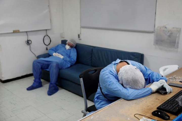 Những khoảnh khắc ám ảnh trong cuộc chiến chống COVID-19 năm 2020 - 17