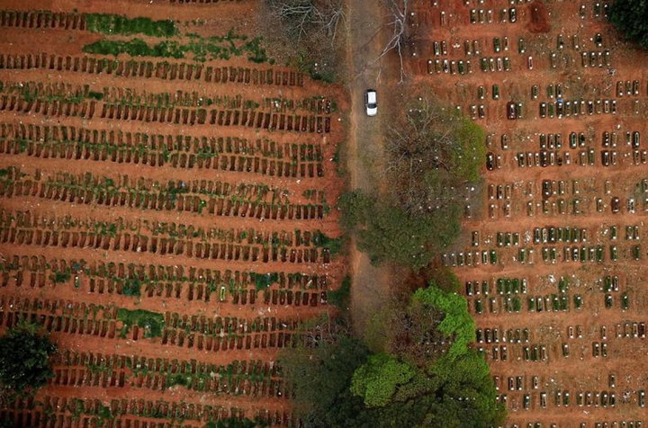 Những khoảnh khắc ám ảnh trong cuộc chiến chống COVID-19 năm 2020 - 19