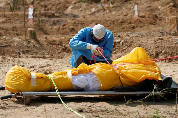 Những khoảnh khắc ám ảnh trong cuộc chiến chống COVID-19 năm 2020 - 2