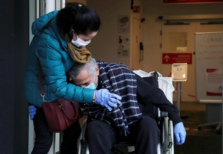 Những khoảnh khắc ám ảnh trong cuộc chiến chống COVID-19 năm 2020 - 5