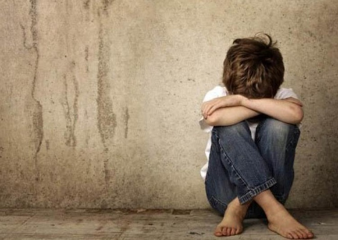 Bị giáo viên ném rác vào người, học sinh gãy xương mũi - 1