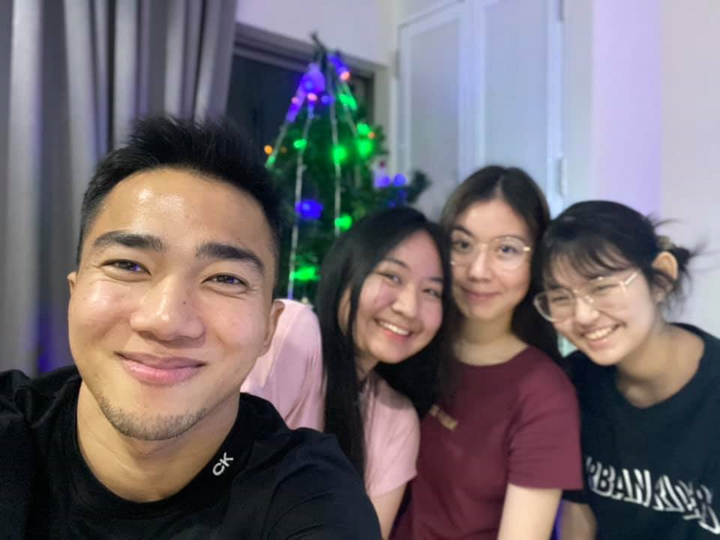 Trước ngày sang Việt Nam, Kiatisak cùng con gái thăm Messi Thái bị đứt dây chằng - 2