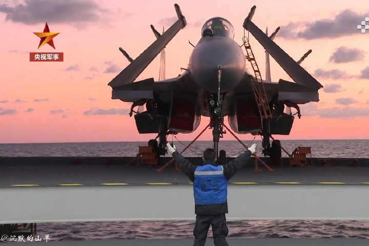 Tàu sân bay Trung Quốc chưa thể chiến đấu sau 1 năm hoạt động - 1