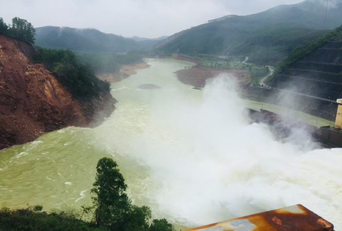 Thừa Thiên - Huế: Yêu cầu thủy điện vừa xảy ra sạt lở phía hạ lưu xả tràn - 2