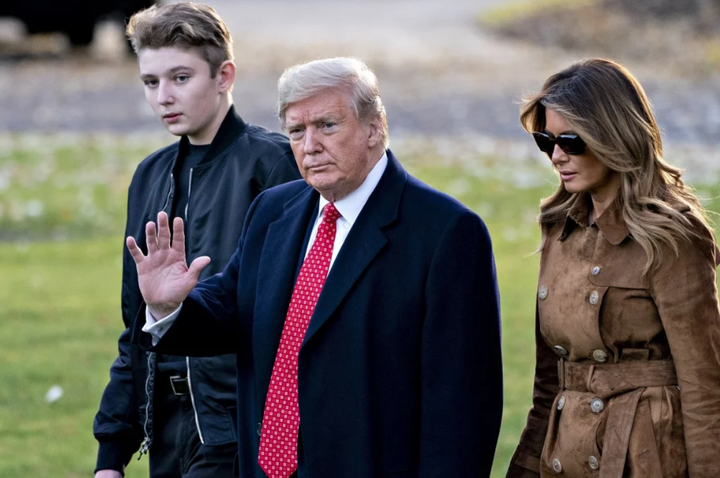  Chia tay Nhà Trắng khó khăn, ông Trump sẽ đi đâu? - 1