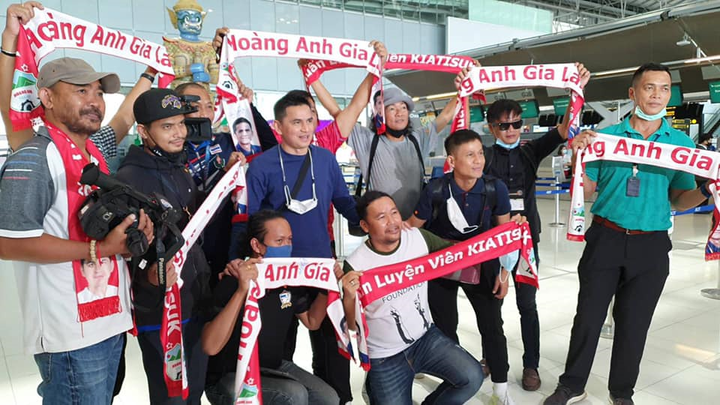 Kiatisak chia tay vợ và 3 cô con gái xinh đẹp, lên đường sang Việt Nam - 8