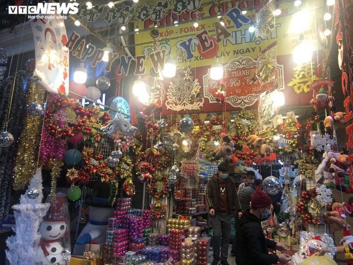 Thị trường Hà Nội rực rỡ mùa Giáng sinh, người mua vẫn thưa thớt - 5