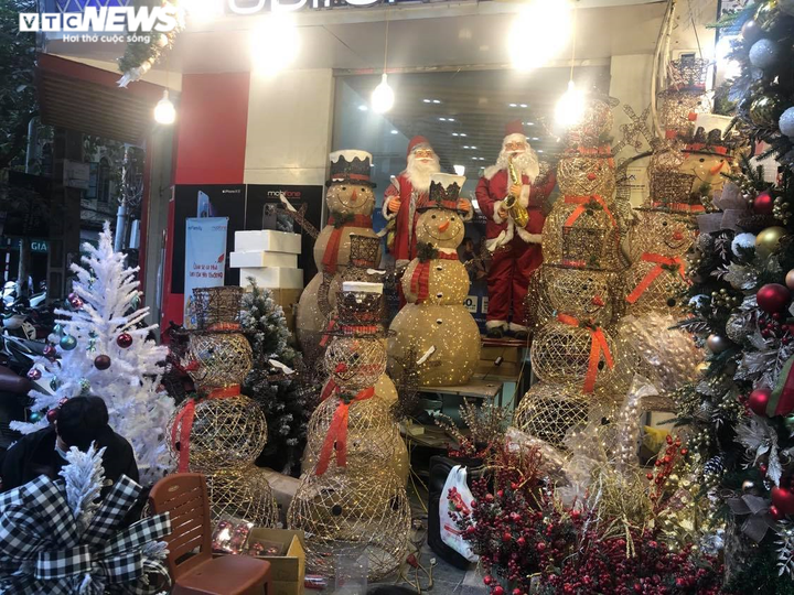 Thị trường Hà Nội rực rỡ mùa Giáng sinh, người mua vẫn thưa thớt - 3