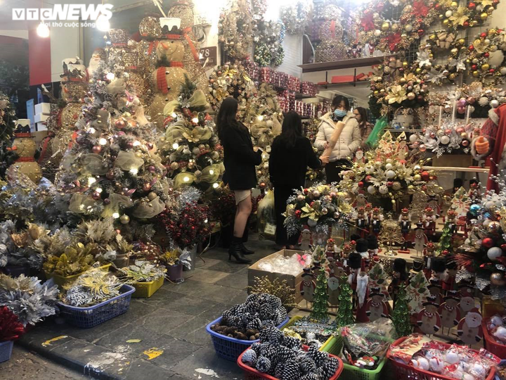 Thị trường Hà Nội rực rỡ mùa Giáng sinh, người mua vẫn thưa thớt - 6