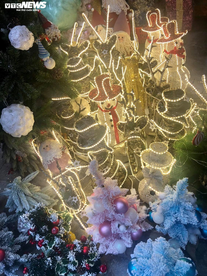 Thị trường Hà Nội rực rỡ mùa Giáng sinh, người mua vẫn thưa thớt - 11