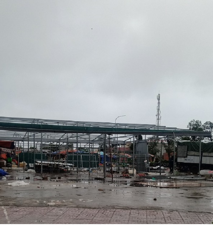 Hà Tĩnh: Tháo dỡ chợ xây trái phép tại Trung tâm thương mại Phú Nhân Nghĩa - 1