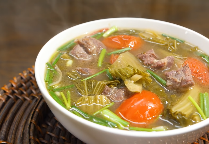 Món ngon mỗi ngày: Canh dưa chua thịt bò nóng hổi, thơm ngon - 1