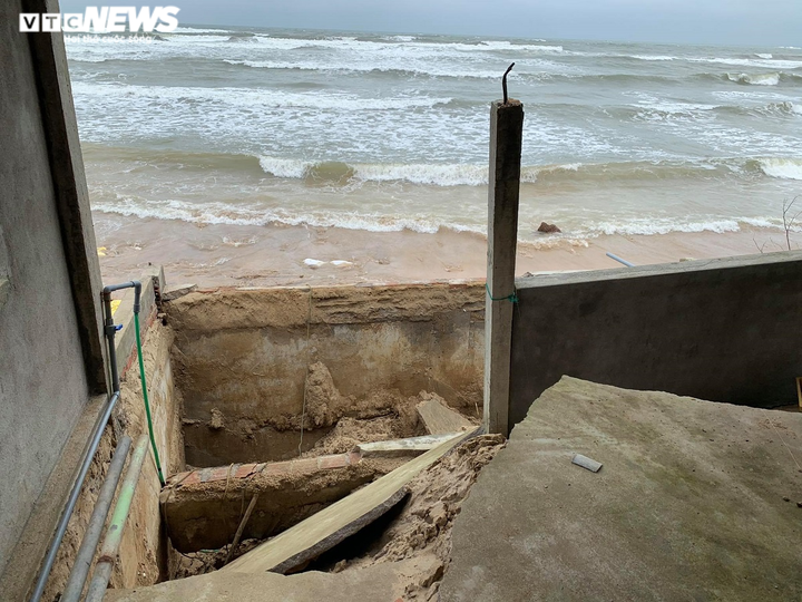 Ảnh: Hãi hùng cảnh sóng đánh tan nát bờ kè, quật sập nhà dân ven biển - 5